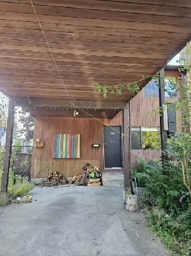 Half duplex for rent in Surrey Central. Image# 8