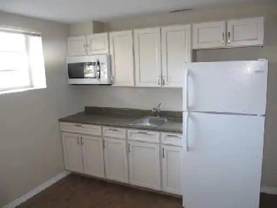 2-bdrm Basement, parking in Garage - $1000   shared utilities Image# 4