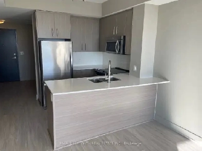 Move-in Ready 1 Bedroom   Den Condo in the Heart of Downtown Image# 5