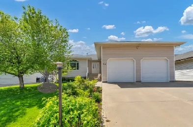 IMMACULATE 5 bdrm 3 bath bungalow in Cottonwood Image# 1