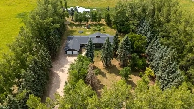 Country Home, 15 acres and no gravel roads. Blumenort, MB Image# 10