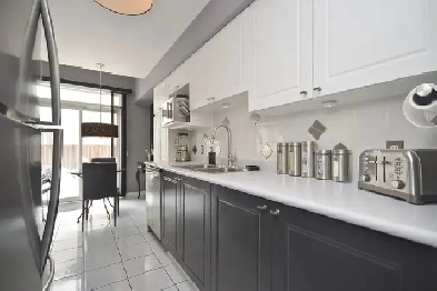 3 bdrm townhouse near General Hospital Image# 1