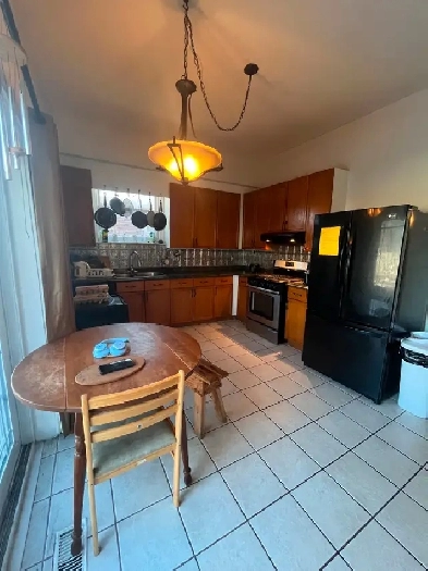3 bedroom, 1 bathroom detached house, available August 1st! Image# 1