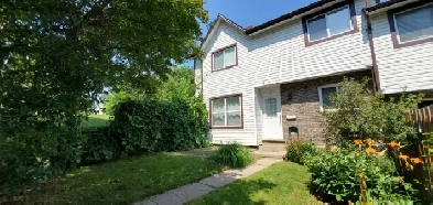 Beautiful 3 bedroom End-Unit Townhouse in Quiet Neighbourhood Image# 9