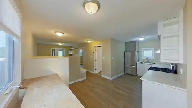 2 Bed / 1 Bath SE Main Floor Suite with Garage Parking Image# 1