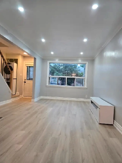 Renovated spacious 3 bedrooms main and second floors Image# 2
