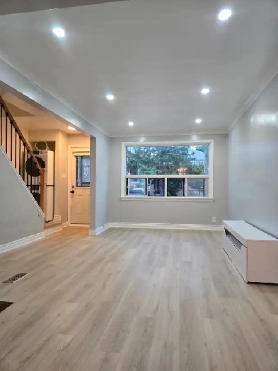 Renovated spacious 3 bedrooms main and second floors Image# 1