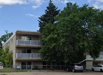 Large 3 Bedroom Unit in the Pines! Image# 1