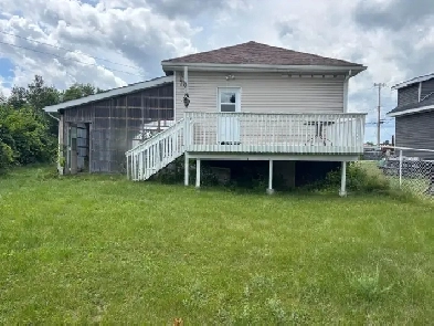 2 Bedroom Bungalow for Rent – Spacious Backyard! Image# 6