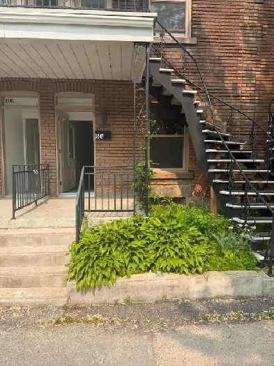Logement à louer 4 1/2 (chambre double) refait à neuf Image# 2