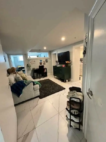 Gorgeous 1 bedroom steps to Lawrence west subway station Image# 1