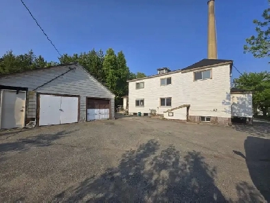SPACIOUS SIDE-BY-SIDE DUPLEX! Image# 10