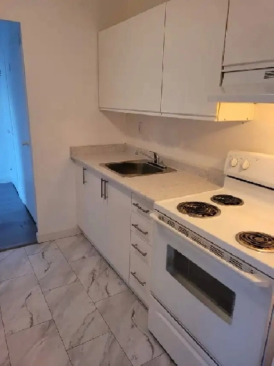 Ideal very large 1 bedroom apartment available IMMEDIATELY! Image# 3