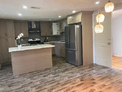 4-Bed   2-Den, 2-Bath   3 Parking/Basement/Yard/Laundry/ Image# 1