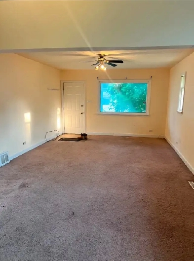 LARGE MAIN FLOOR FOR RENT. MINUTES FROM TRAIN STATION Image# 8