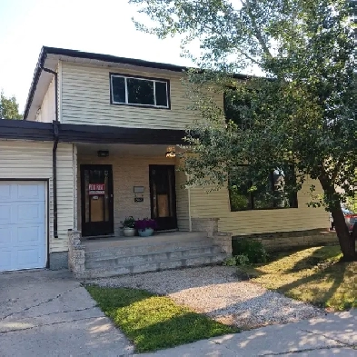 Large upper level 3 bed duplex Image# 2