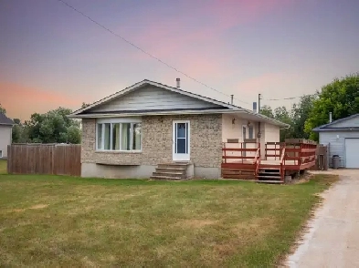 Beautiful 1176sqft Bungalow w/ Oversized 30x30 for a Garage! Image# 3