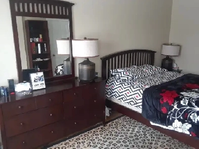 Square One Master bedroom for rent Image# 3