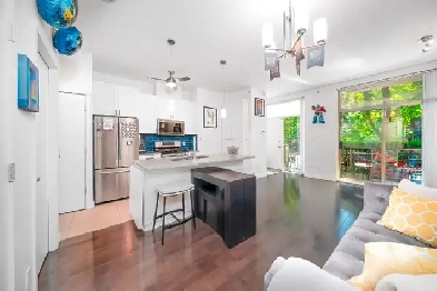 Rare 2-Level Townhouse in Downtown: 2 Bed, 2 Bath, 2 Parking Image# 18