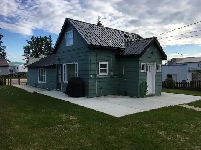 House for sale in Entwhistle, AB. On Main Street. Image# 6