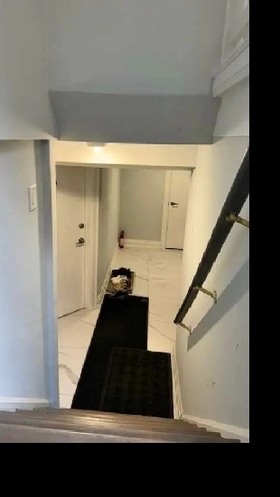 Gorgeous 1 bedroom steps to Lawrence west subway station Image# 1