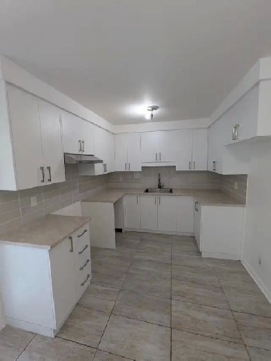Libre maintenant 4 chambres et 2 salles de bain complète! Image# 9