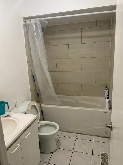 4 Bedroom House for Rent, Brampton(includes all utilities) Image# 2