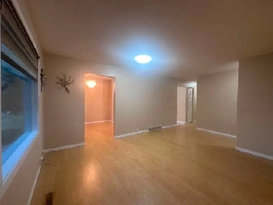 Awesome 3 BR main level, 1.5 baths, Marlborough, very quiet Image# 2