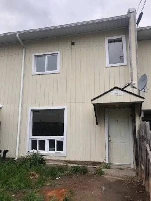 ELLIOT LAKE: 3 Bedroom townhome unit close to beach & downtown Image# 9
