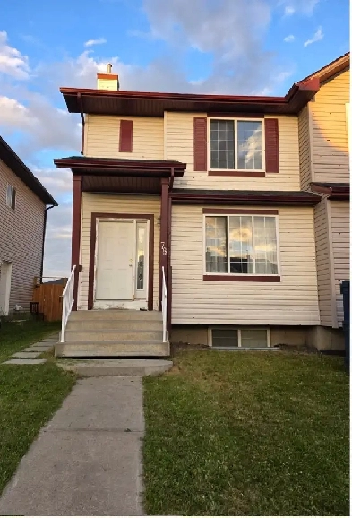 Upper portion with 3 Bed, 2 Full Bath 2 Min From  LRT Train Image# 9