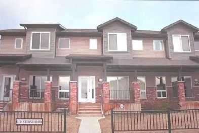 TOWN HOUSE - Excellent Condition.  Available Immediately. Image# 3