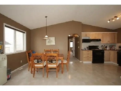 3 Bedrooms, Single house main floor for rent in Coventry Hill Image# 1