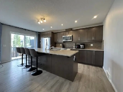 Airdrie Hillcrest Townhouse for Rent Corner unit Image# 1