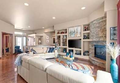 Custom 3-Bdrm Home w/ Sunroom & Triple Garage in East St Paul! Image# 2
