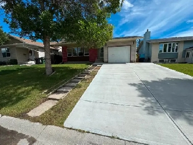 3 Bedroom House in Castleridge- 2 story house and renovated Image# 6