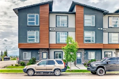 Stunning Skyview Townhouse for Sale Image# 4