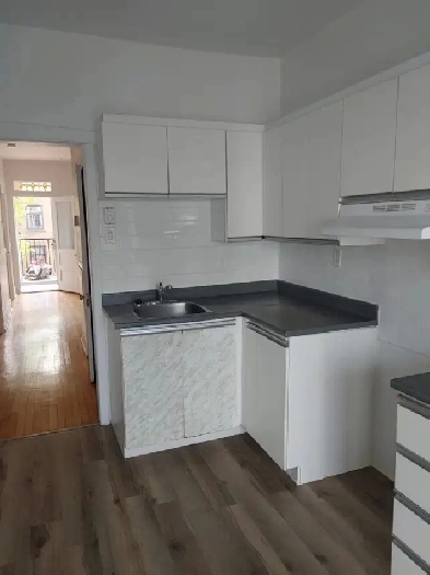 beau 4 1/2 à louer 1700$ Image# 4