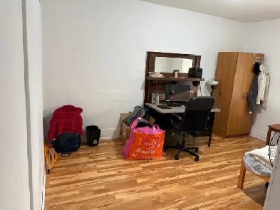 Bedroom for rent near Eglinton West Subway and Yorkdale Image# 1