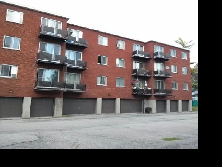 Garage situé au Village Pointe-Claire Image# 1