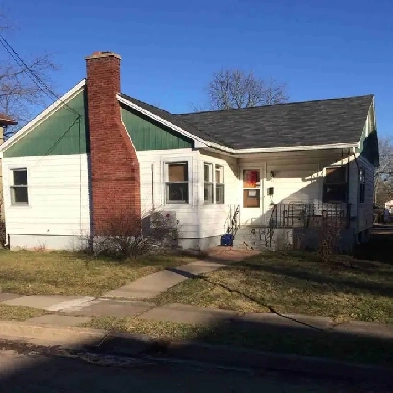 3 BDR main floor house w/garage, close to hospitals/university Image# 3