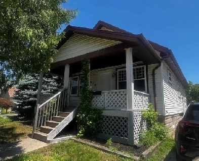 Modern & Spacious 3-Bedroom, 2-Bath Home – Central Sarnia Image# 3