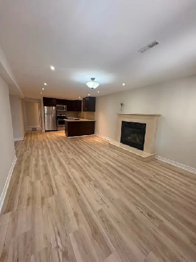 2 Bedrooms Den Lowe level in Vaughan Image# 1
