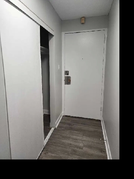 1 private bedroom in a spacious three bedroom apartment Image# 3