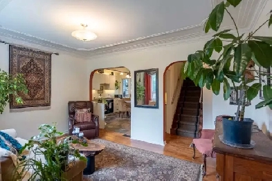 Renovated 4 bed, 2 bath, Family Home in St. Vital has it ALL! Image# 2