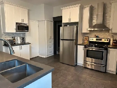 2 bdrm 1 bath main floor of duplex, in-suite laundry, parking Image# 1