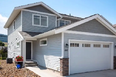 Stunning half-duplex – Your Perfect Family home! Image# 1