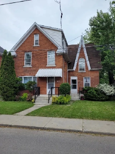 One Bedroom Apartment – Walk to Queens Image# 8