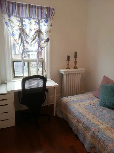 Room for rent in apartment close to Runnymede subway station Image# 1
