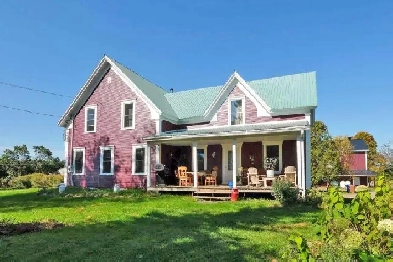 Bury (Estrie) : Fermette 5000 m2, maison 3 chambres, bâtiments Image# 1