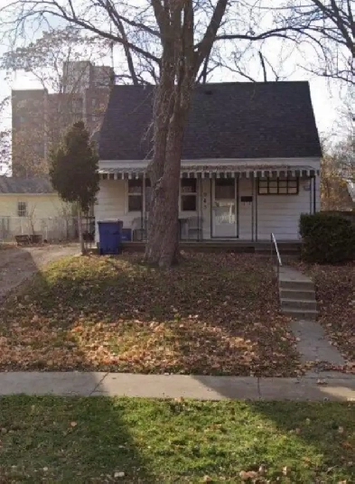 full house for rent between Windsor university and college Image# 6